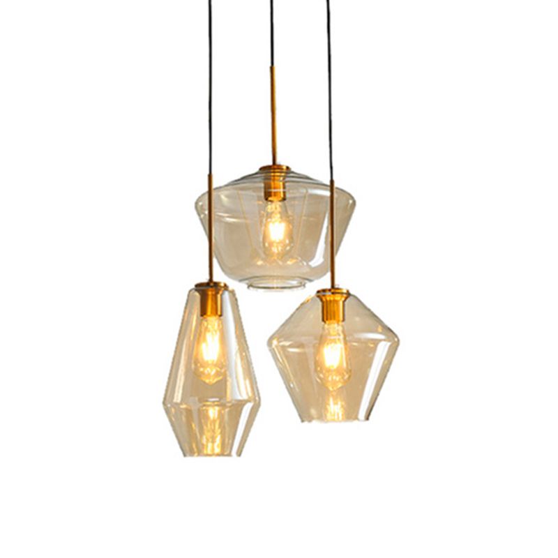 Un bicchiere di vetro leggero sospeso con la testa per la sala da pranzo