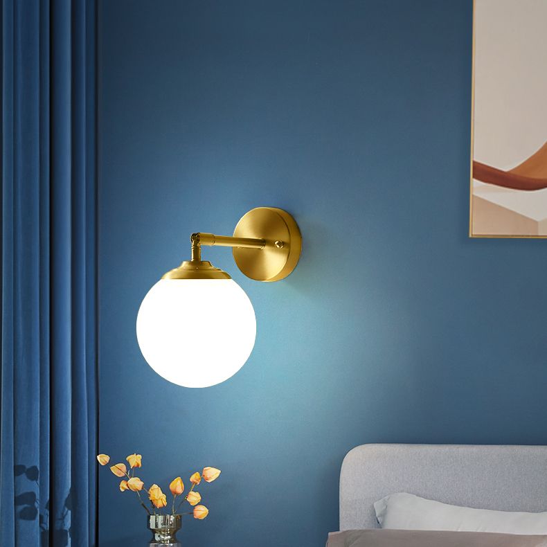 Gouden bol wandlantaarn in moderne eenvoud koper 1-licht wand sconce met matglasschaduw