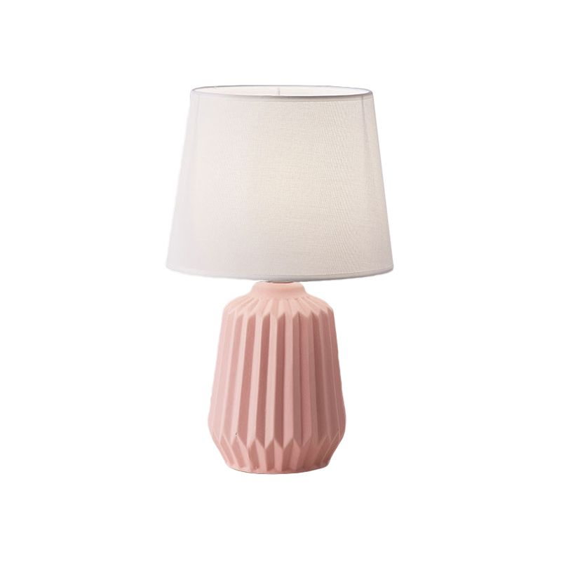 Lampada da scrivania conica in tessuto Simplicity Lampada da tavolo a 1 luce con base in ceramica in rosa per camera da letto