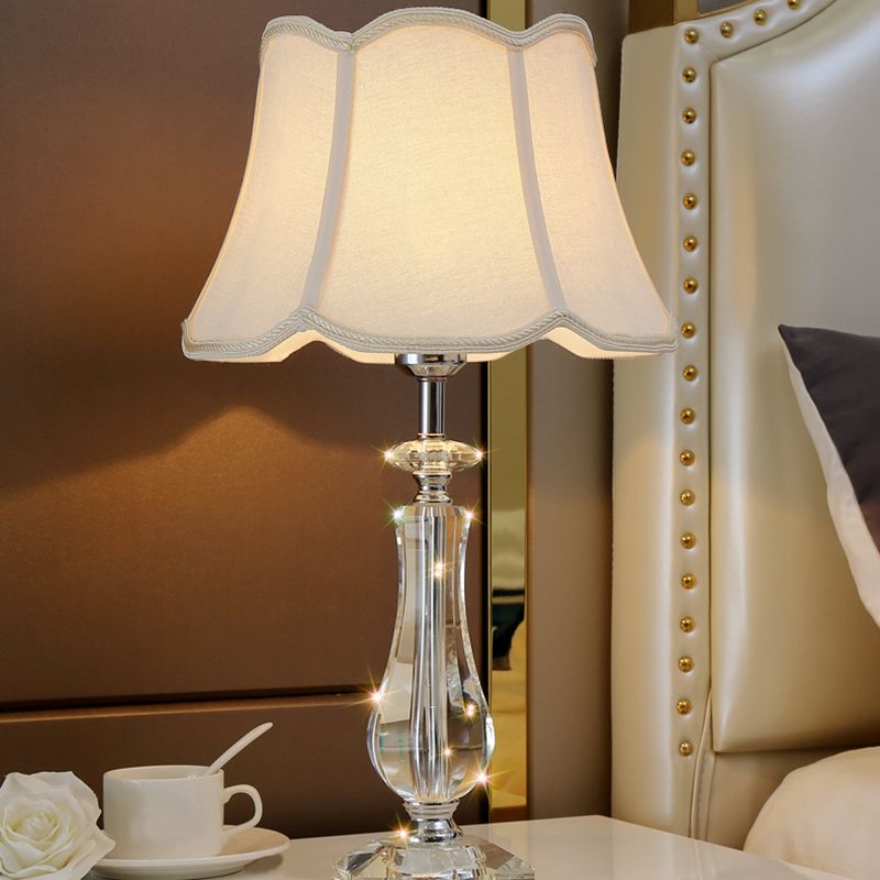 1 hoofd uitlopende/geplooide schaduwtafellamp Traditioneel beige beige/bordeaux/hemelblauwe stof nachtkastje lamp met kristallen kolom