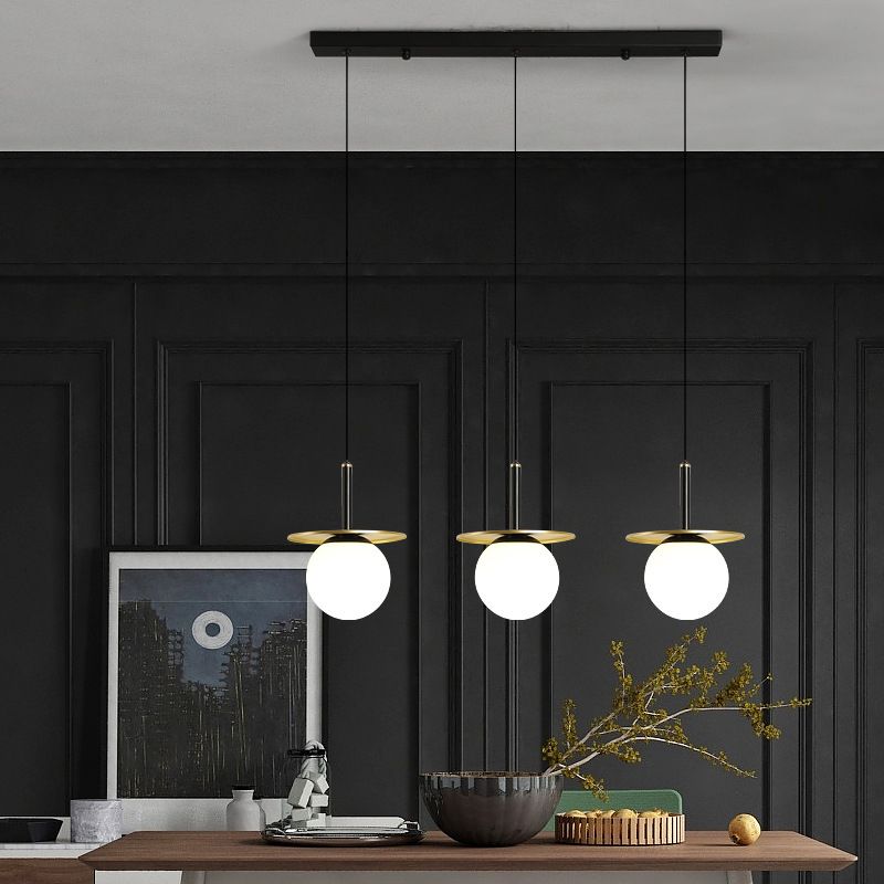 28.3 "Globo de vidrio blanco de ancho de 3 luces Ligera de metal redonda Decoración de lámina de metal de estilo posmoderno Costilización de iluminación en oro