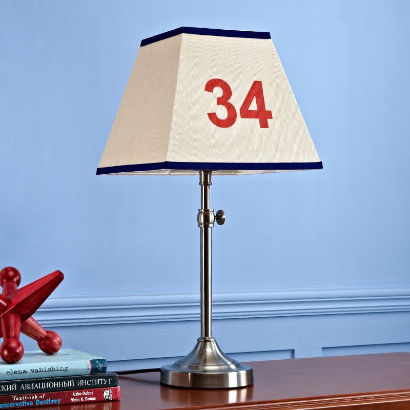 Pagoda Metal Table Lampe avec motif de numéro d'éclairage nocturne beige unique contemporain pour chambre à coucher