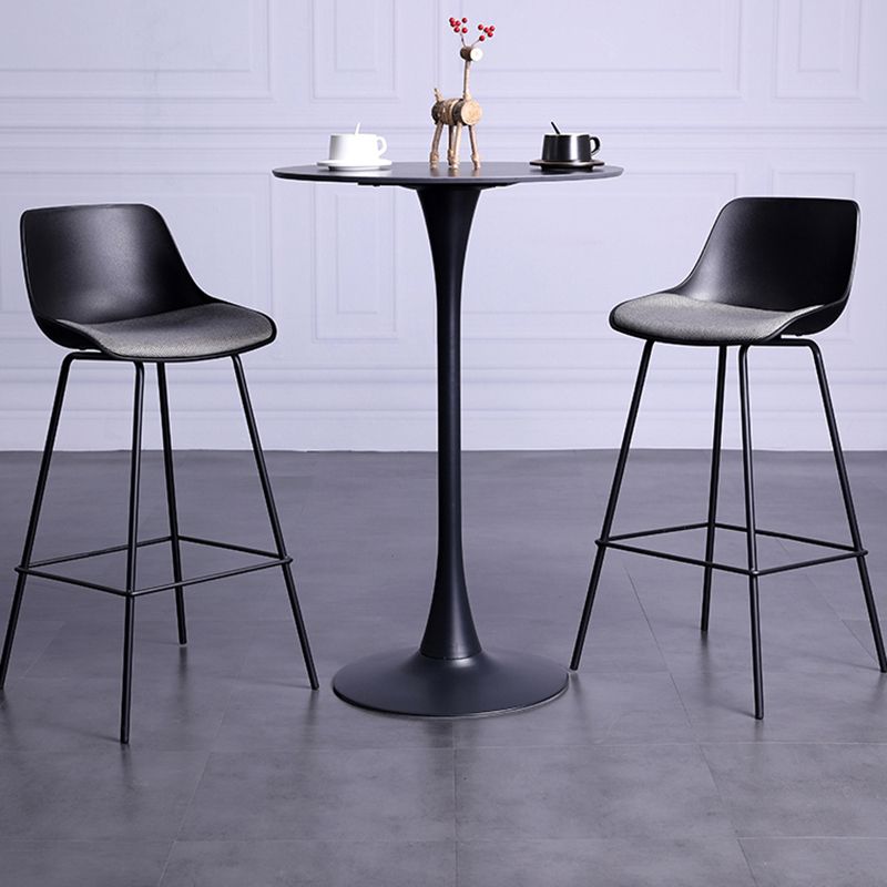 Tabouret de bar industriel rembourré blanc, haut d'intérieur noir avec siège baquet