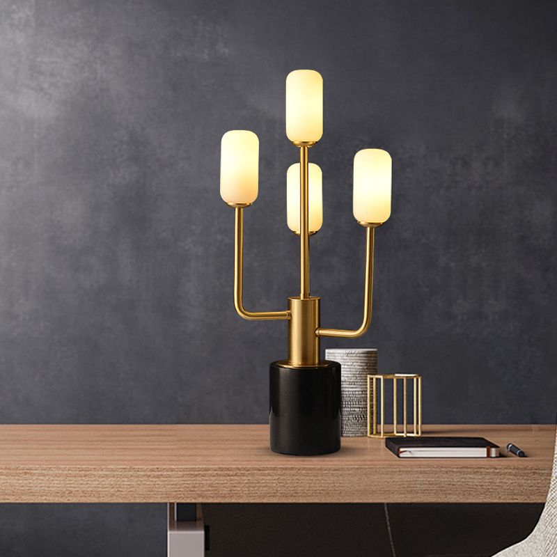 Lampada da tavolo a cilindro in vetro bianco Lampada da lavoro modernista in ottone a 4 teste con base in marmo