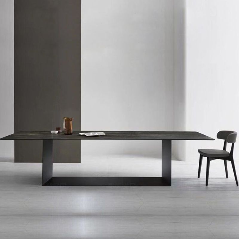 Industrieel gesinterde stenen eettafel rechthoek zwarte boventafel met metalen voetstuk