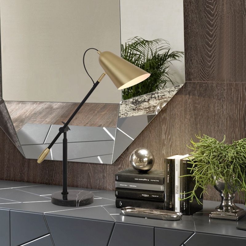 Lampe de table de nuit conique dorée, 1 lumière moderne en métal avec bras d'équilibre
