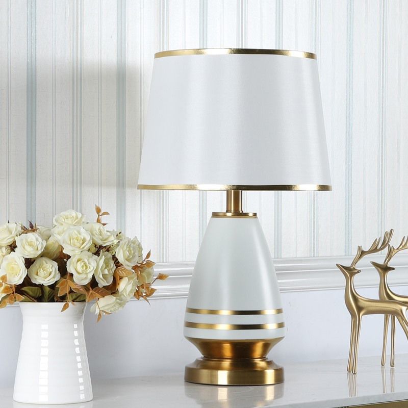 Lampada da comodino con paralume conico Lampada da lettura in tessuto contemporaneo con 1 testa in bianco
