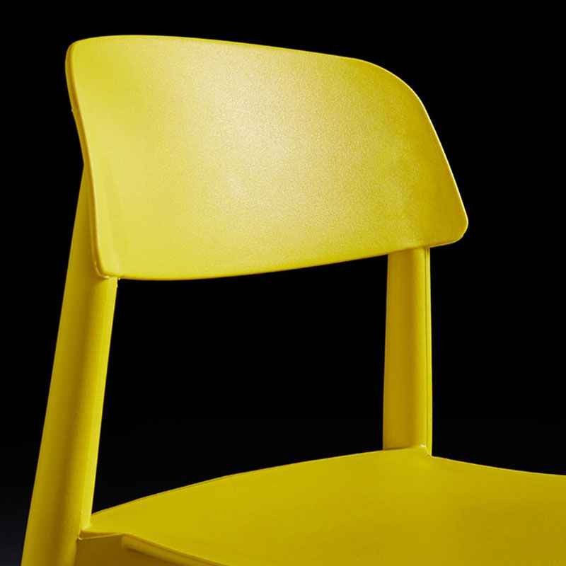 La parte posterior abierta del diseño escandinavo que cena el plástico de las sillas laterales cena la silla sin brazos