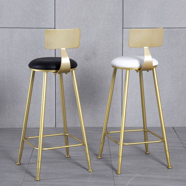 Tabouret de comptoir sans accoudoirs avec dossier Glam, tabouret de bar en fer pour salon de beauté avec coussin en daim