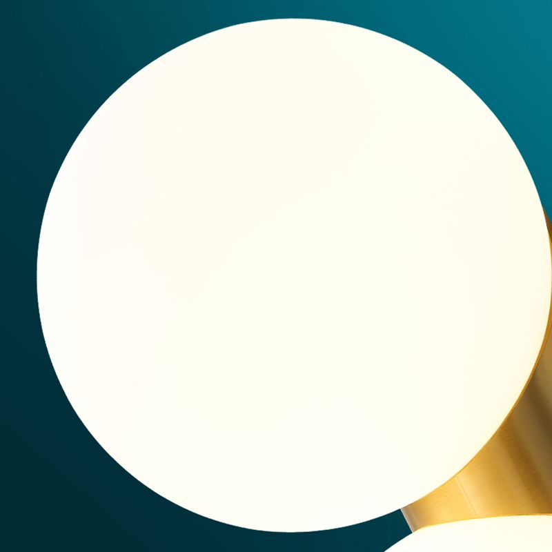 Einfache Kugelwandhalterung Lampe Opalglas 1 Glühbirne Nachtwandleuchte im Messing