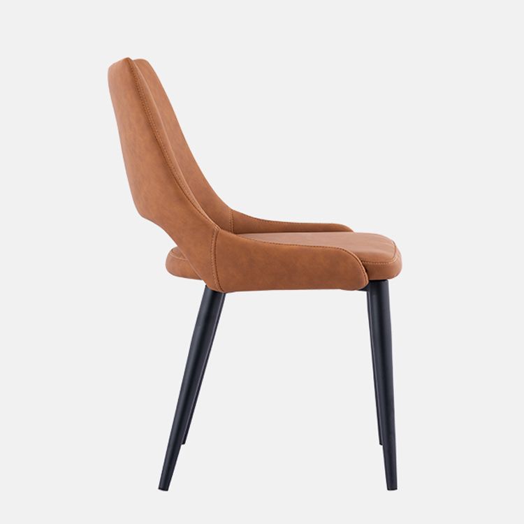 El comedor industrial del metal preside el cuero sin brazos que cena las sillas para el uso del restaurante