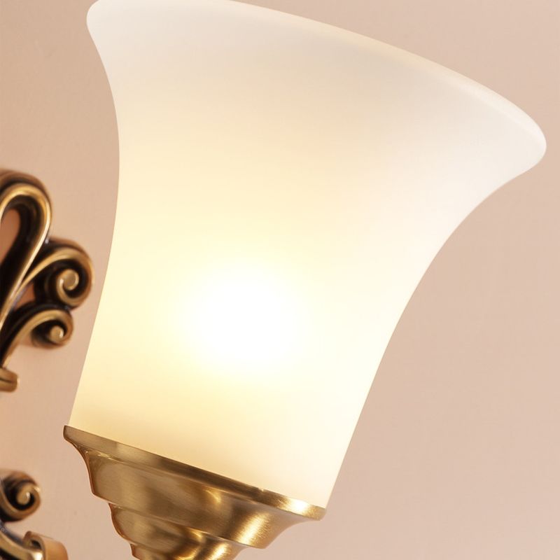 Luce di pannello con parete a campana di vetro bianco Stile vintage 1/2 tracote per finitura in ottone da letto con accento cristallino trasparente