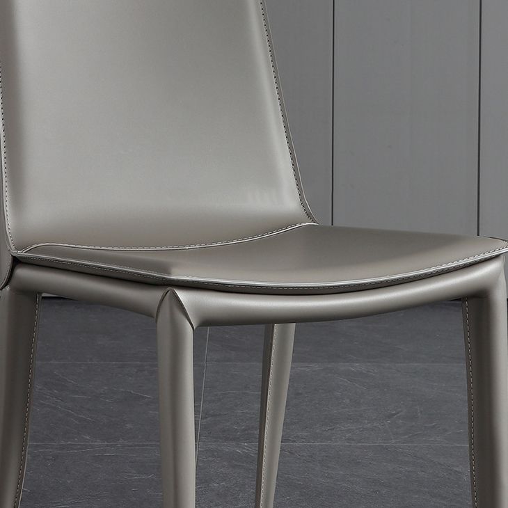 Silla lateral curvada de cuero contemporánea Silla Parsons con acabado mate