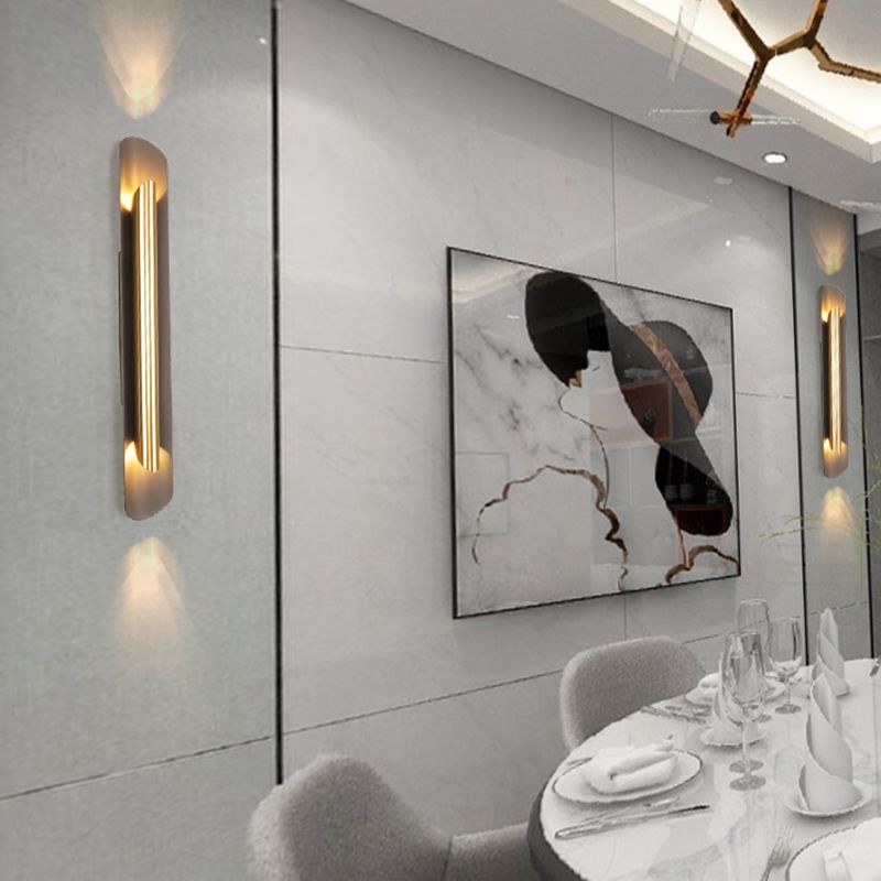 Lineare Form Metallwandbeleuchtung moderner Stil 2 Leuchten Wandmontierte Beleuchtung in Messing