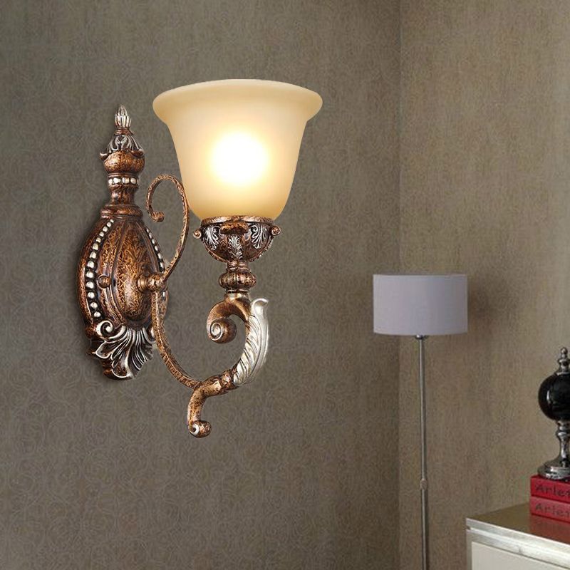 Luminaire éclairage éclaboussé de rétro luminaire à 1 lumière en verre givré clair mur en métal avec un bras sculpté en métal dans la rouille