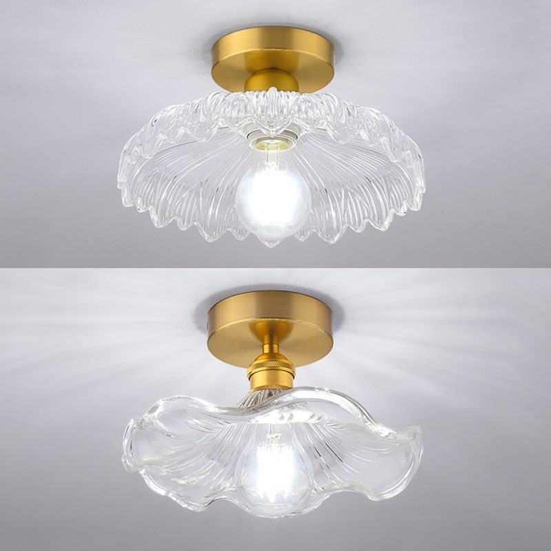 Minimalistische halbbündige Deckenleuchte mit goldenem Blumenmuster und Glasschirm