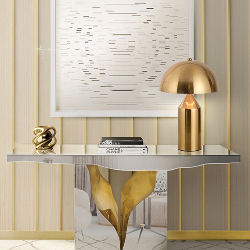 Nuits et lampe pour la chambre à coucher de table en métal.