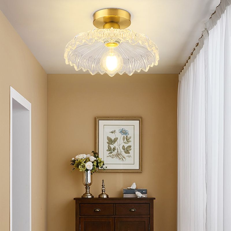 Minimalistische halbbündige Deckenleuchte mit goldenem Blumenmuster und Glasschirm