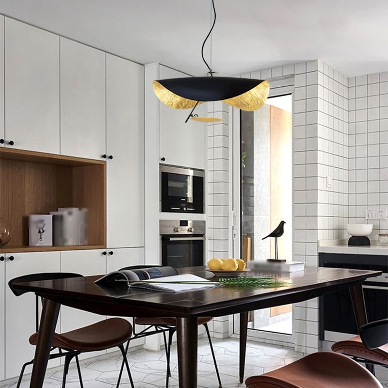 Modern Creative Creative LED Light Light Iron Ithing Hanging Lampada con tonalità in foglio d'oro