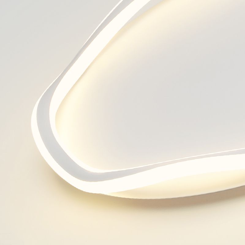 Los LED lineales acrílicos están instalados en dispositivos de fijación de techo de hierro lacado de estilo moderno en espacios interiores.