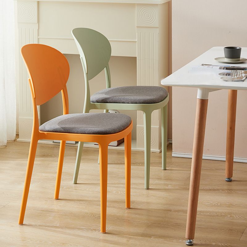 Silla de comedor de plástico mate con respaldo abierto para restaurante escandinavo