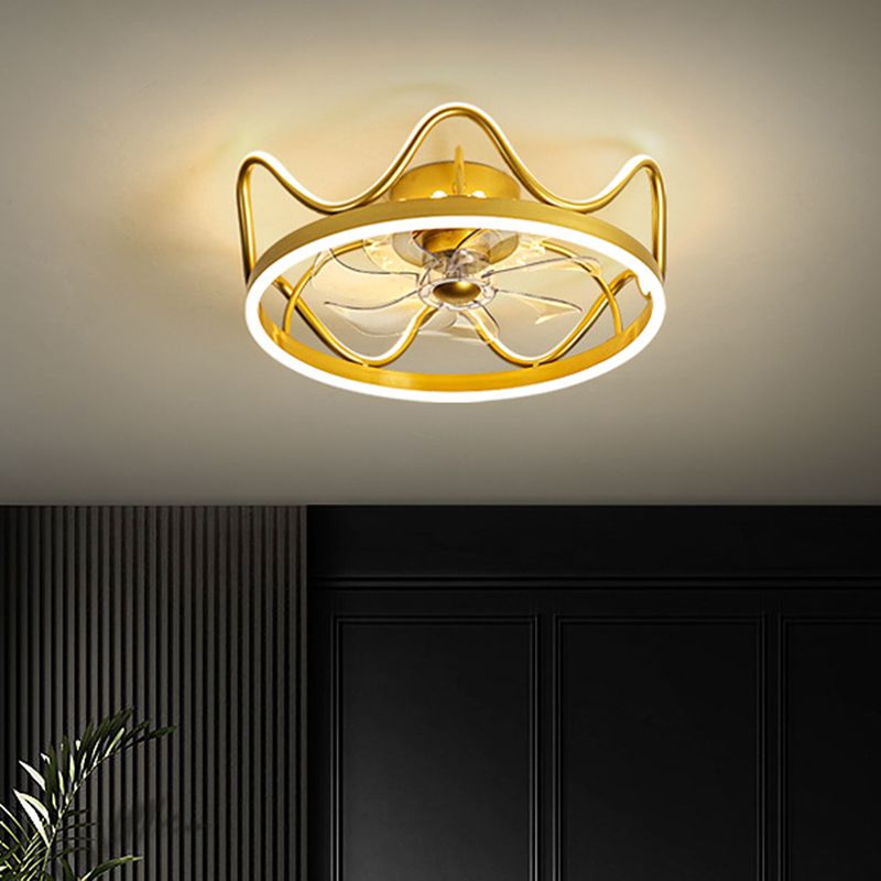Crown Shape Dinging Sala de 7 cuchillas Ventilador colgante Lámpara Metálica Moderna LED Semi Flush en oro/negro, 22 "de ancho