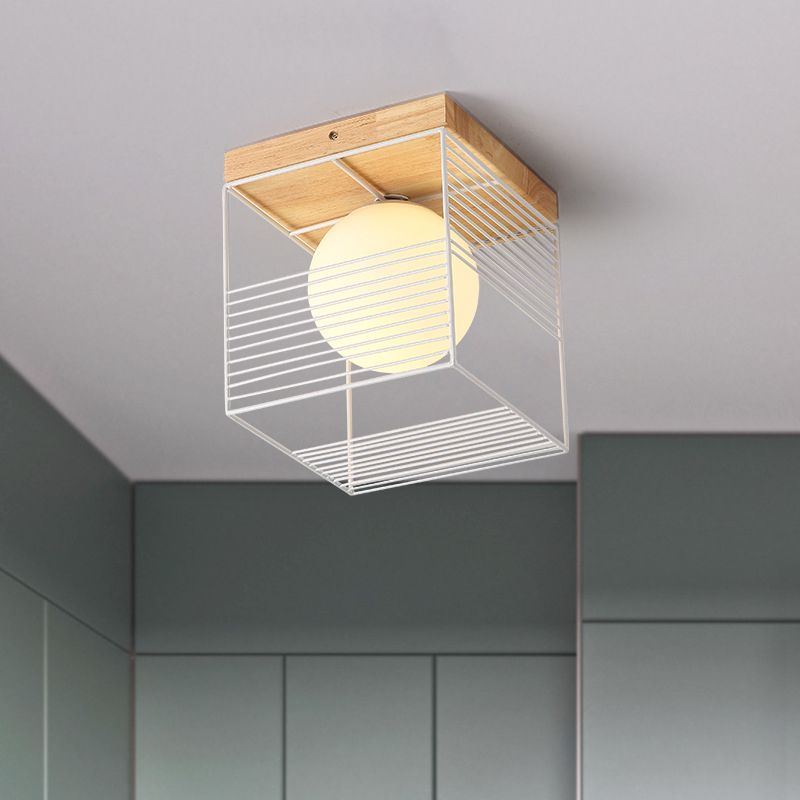Lámpara de techo pequeña de jaula cúbica en blanco y negro, lámpara empotrada de hierro nórdica de 1 cabezal con pantalla de cristal de bola interior y dosel de madera