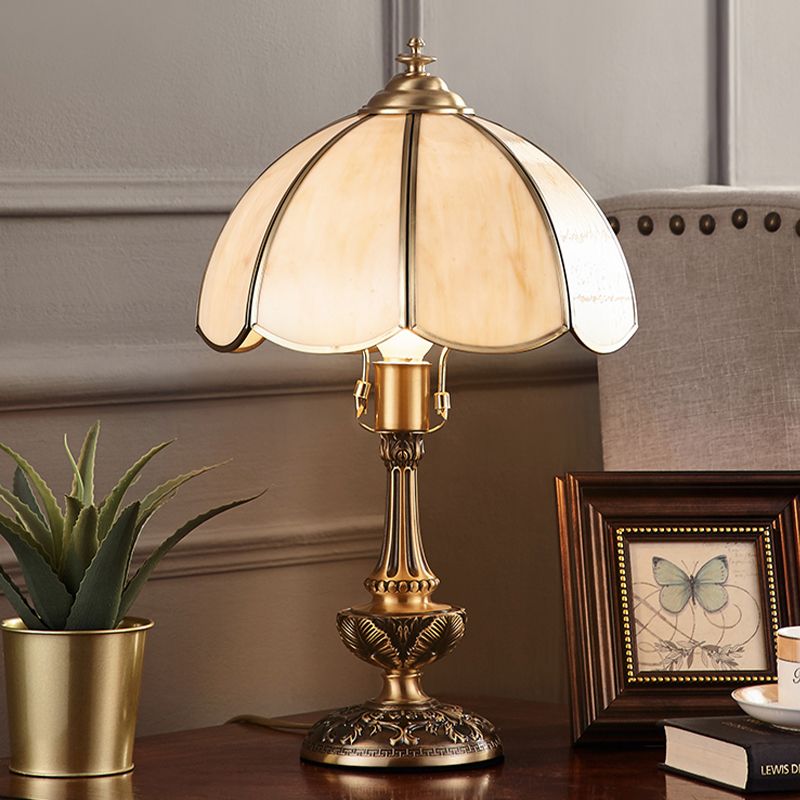 Lampe de chevet festonée dorée en verre crème rustique 1 lumière de table claire légère avec base