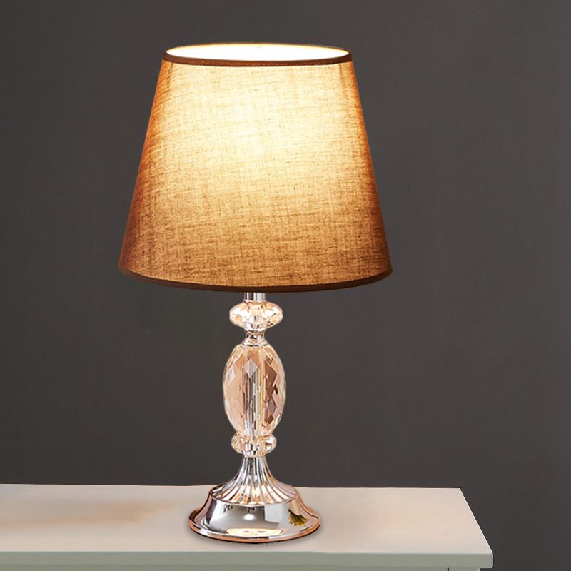 1 Glühbirnenschattentisch Leichte traditionelle Rot/Kaffee/Flachs -Tapered Sleeping Room Nighttange Lampe mit abgeschrägten Kristallblöcken