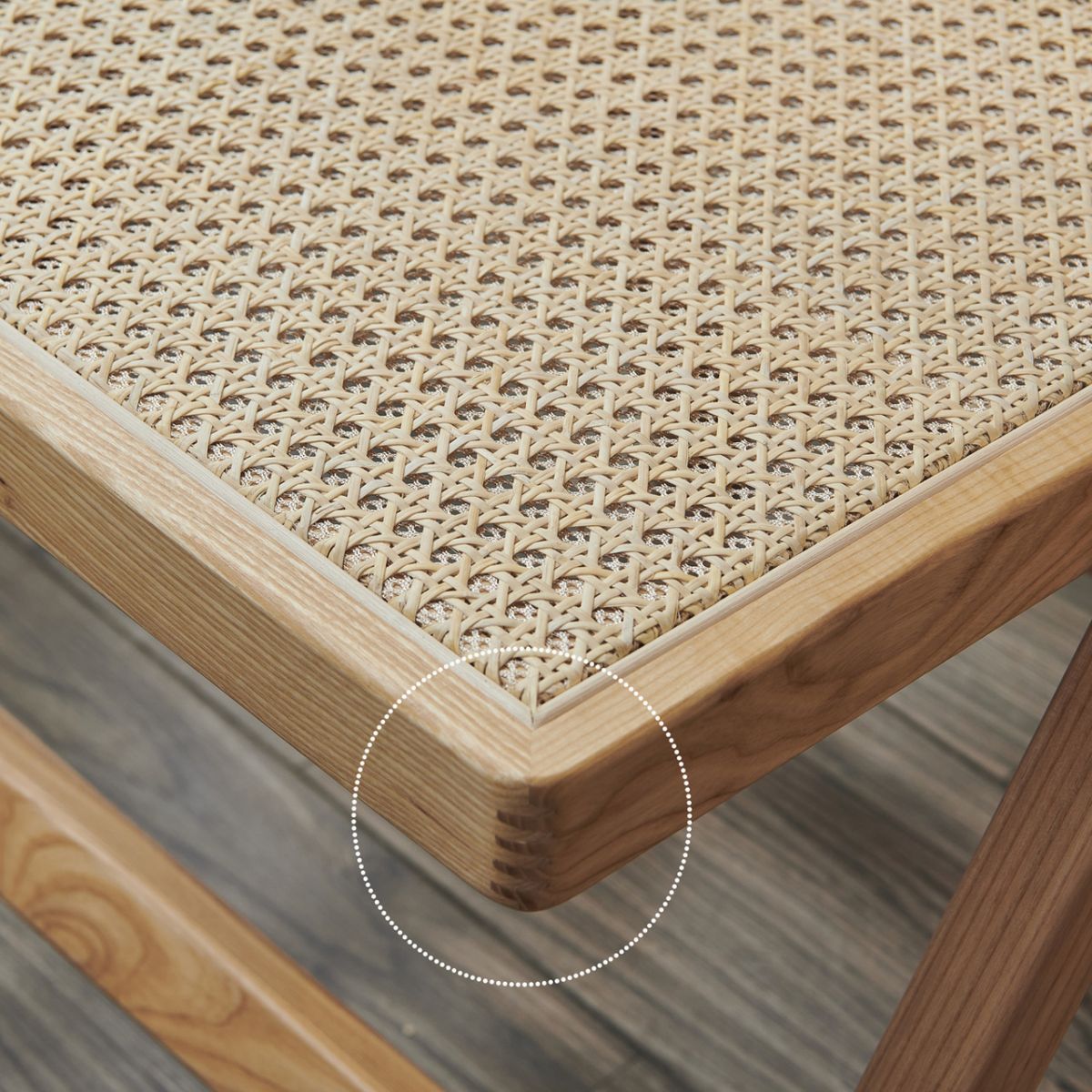 Silla lateral contemporánea con respaldo abierto, acabado mate de madera maciza, silla sin brazos