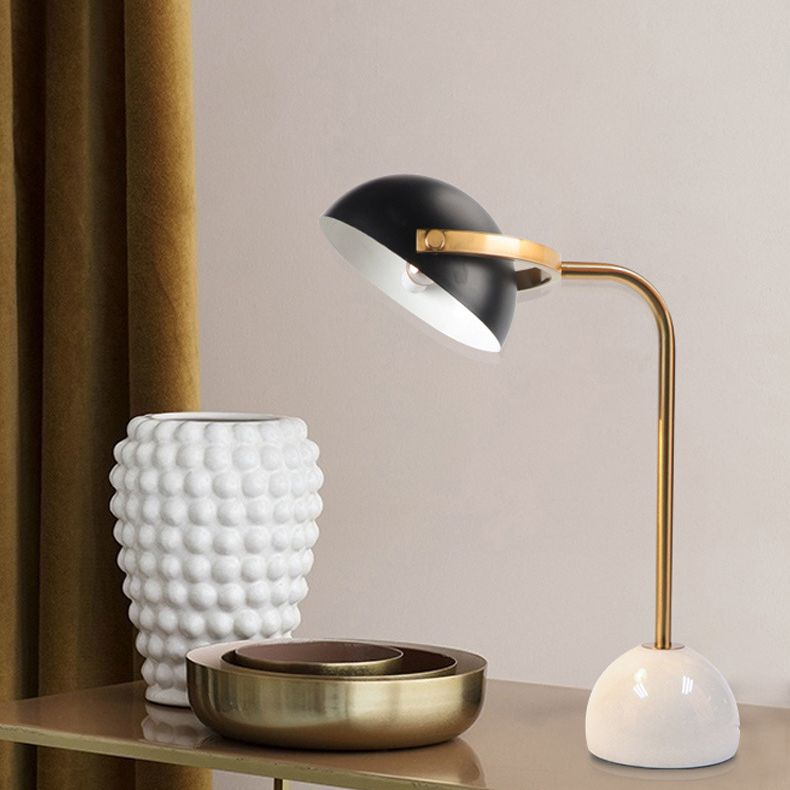 Lámpara de mesa de curvas de metal posmoderno 1 lámpara de noche negra con sombra de domo ajustable