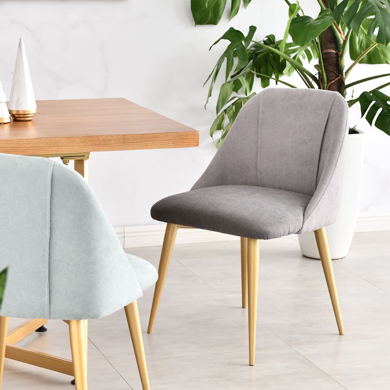 Sillas de comedor sin brazos contemporáneas de metal Silla mate Parsons de tela para Brasserie