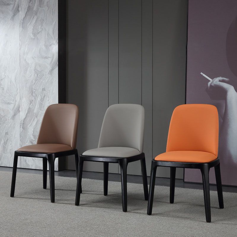 Silla de comedor contemporánea sin brazos Silla Parsons curvada de cuero con acabado mate