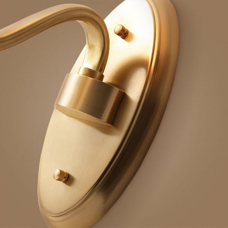 Single-bulb SCONCE LICHT Antieke trap Wandlamp armatuur met gebogen roomglasschaduw in messing