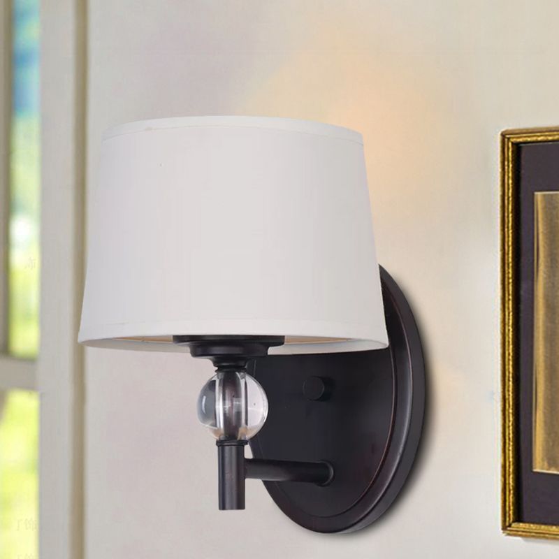 Kegelschattenmaterial Wandleuchter leichter moderner Stil 1 helle weiße Wandmontagelampe mit klarem Kristallkugel -Deco