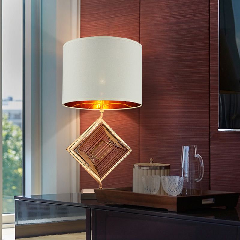 Metalen vierkante nachttafellamp Modern 1-lamps witte nachtkastjeverlichting met trommelstofkap