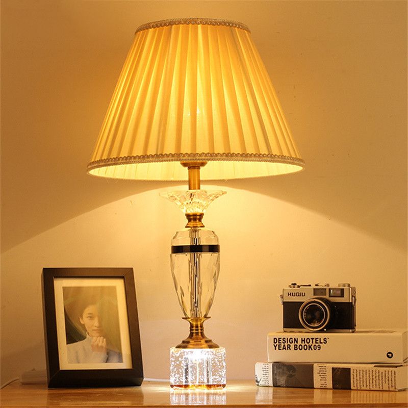 Distallo in tessuto in tessuto Urn Forma Light Modernist Crystal Faceted 1 lampada da tavolo notturno in bulbo in beige