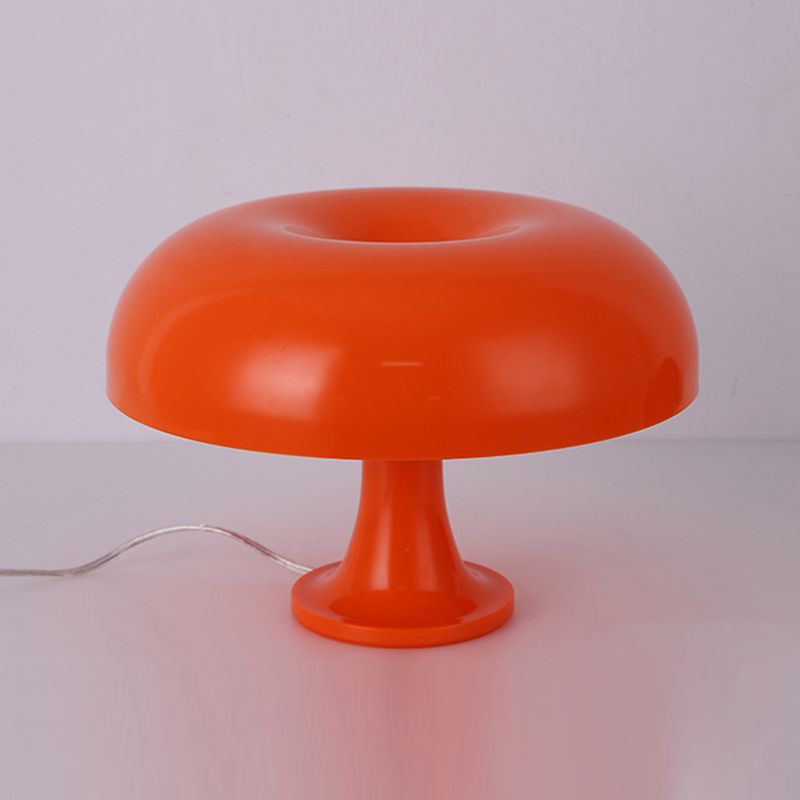 Lampada da tavolo colorata di macaron in stile nordico studia la scrivania della stanza per bambini