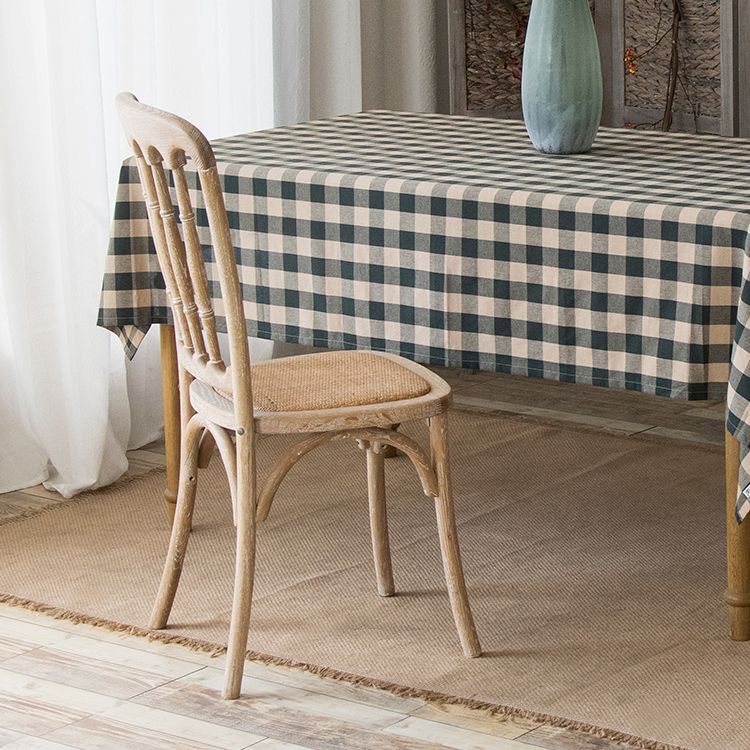 La salle à manger traditionnelle en bois massif préside les chaises à dossier à lamelles de finition mate