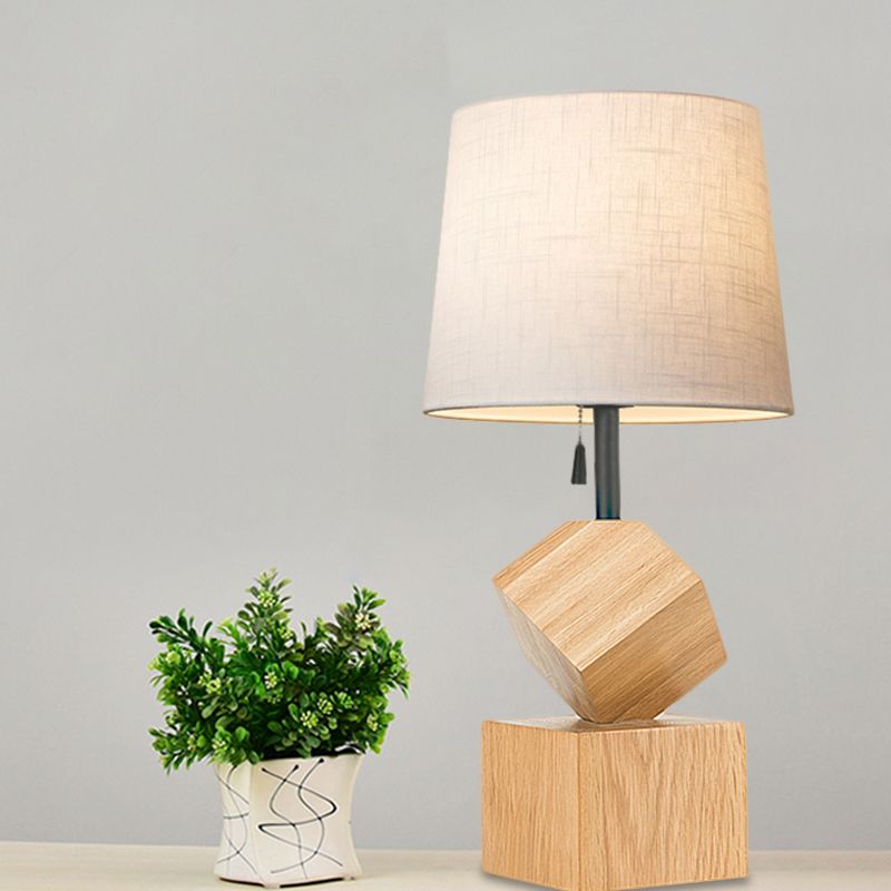 Lampada da comodino beige/barile marrone semplice 1 tavolo da notte in tessuto a testa con base cubica in legno