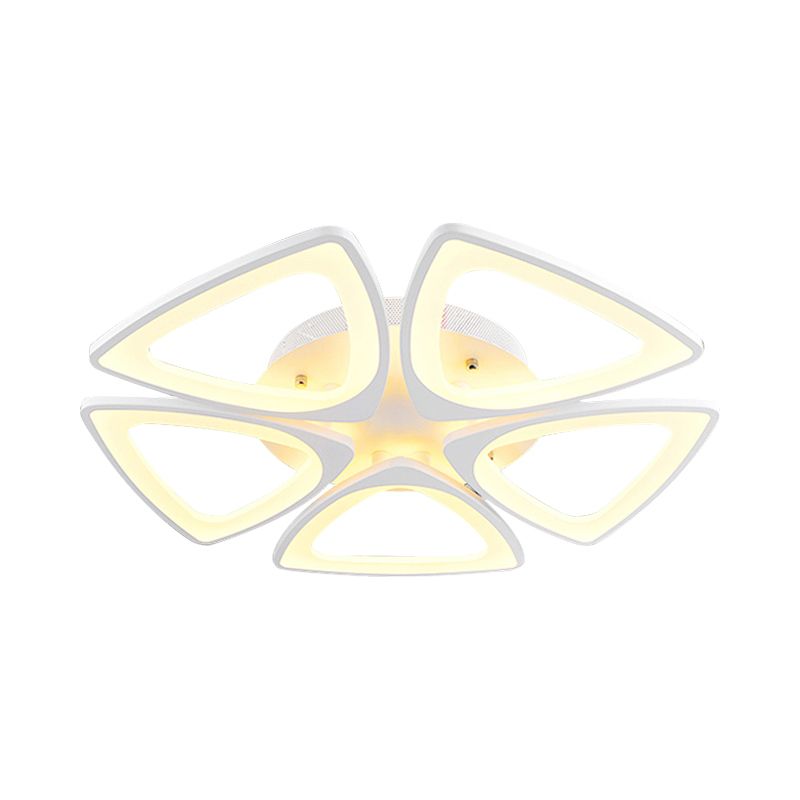 Triángulo Minimalista Flor Flush Montaje Acrílico 5/12/18 Cabezas Lámpara de techo de montaje de semi descarga en blanco