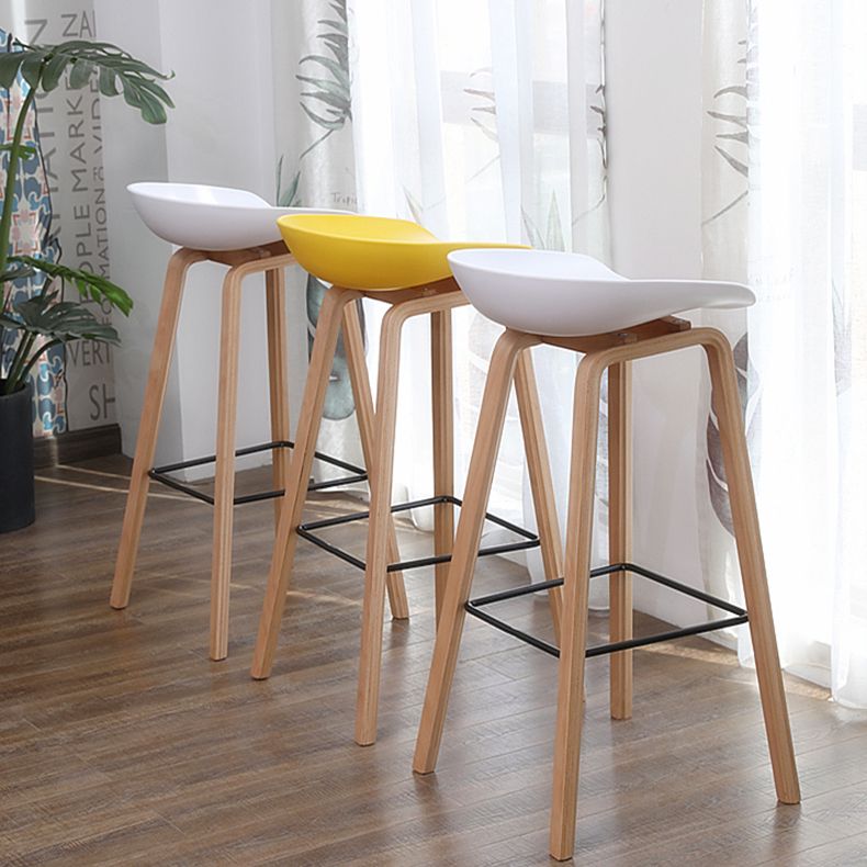 Moderner Barhocker aus massivem Holz für den Innenbereich, Eimer-Thekenhocker mit Kunststoffsitz