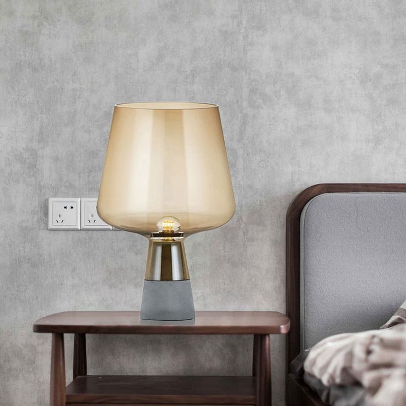 Lampada da tavolo Modernism Cup Lampada da comodino a 1 testa in vetro cognac/grigio fumo con base in cemento