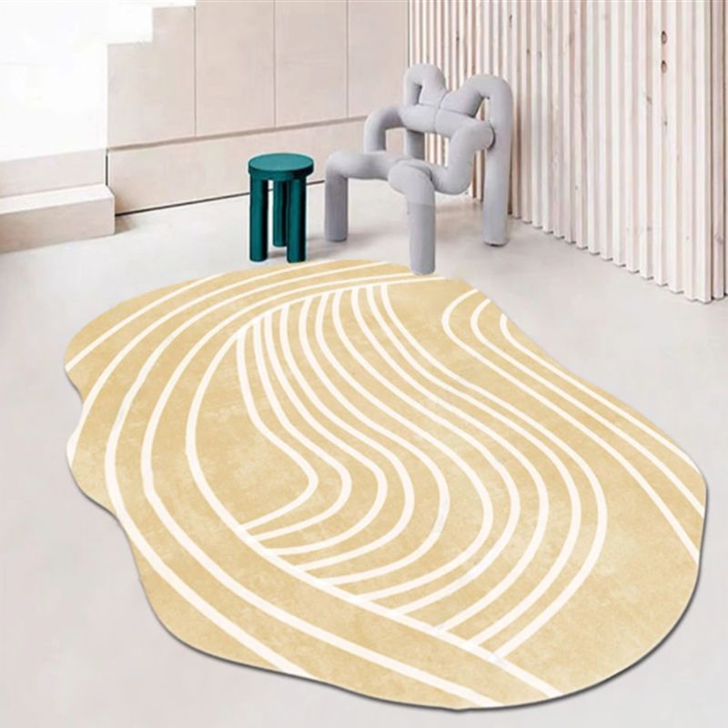 Tapis de salon jaune.