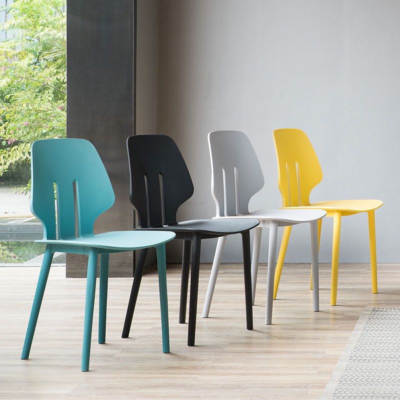 Chaise de salle à manger en plastique colorée scandinave, sans bras, à dossier solide