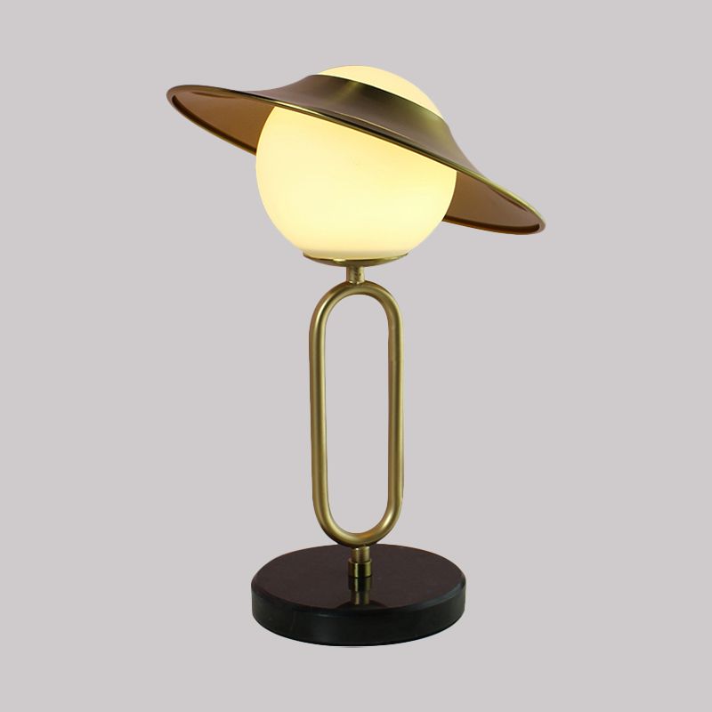 Metal Hat Desk Light Cartoon 1 Lámpara de mesa de luz con sombra de vidrio crema y base de mármol en latón