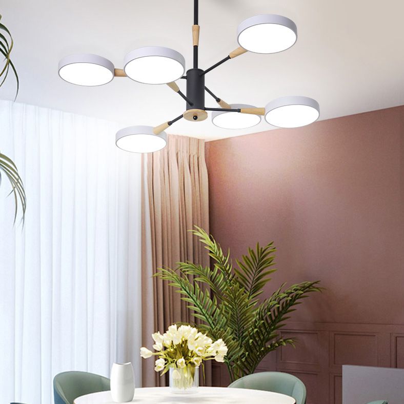 Apparecchiatura di illuminazione a sospensione dei cerchi metallici.