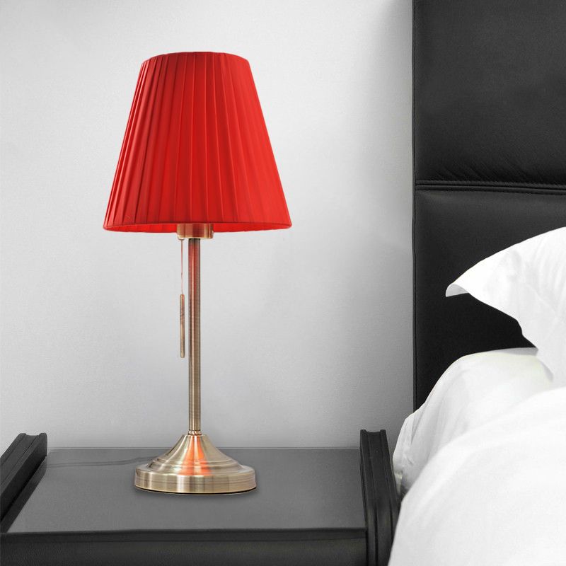 Moderne conische nachtlamp geplooide stof 1-licht slaapkamer metalen tafellicht in beige/rood met trekketting