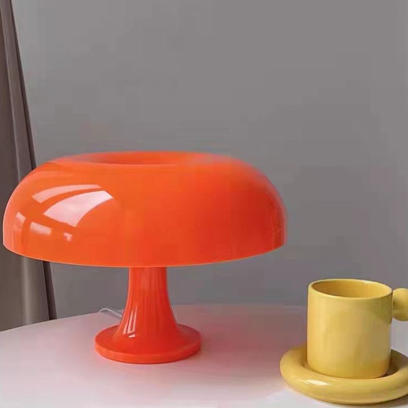 Lampada da tavolo colorata di macaron in stile nordico studia la scrivania della stanza per bambini