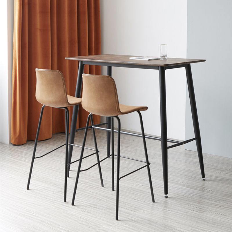 Taburete de bar de cuero interior moderno con reposapiés y respaldo bajo
